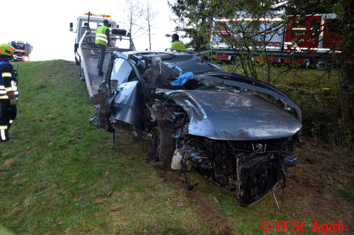 Feuerwehr; Blaulicht; BFKDO Schärding; PKW; Unfall; St. Ägidi;
