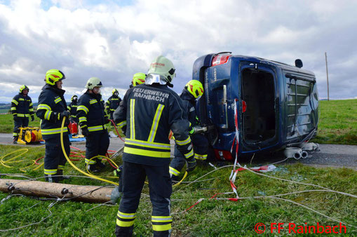 Feuerwehr; Blaulicht; BFKDO Schärding; Übung; Rainbach; Verkehrsunfall; 4 Feuerwehren;