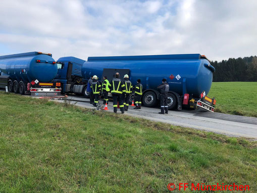 Feuerwehr; Blaulicht; BFKDO Schärding; FF Münzkirchen; LKW; Bergung;