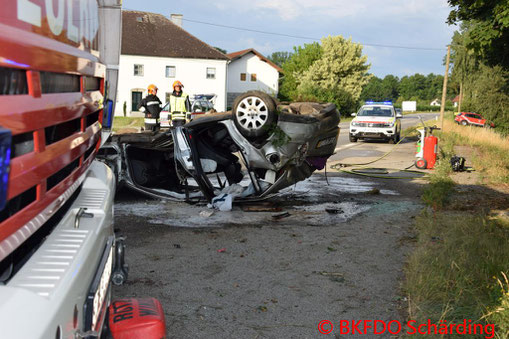 Feuerwehr, Blaulicht, BFKDO Schärding, Verkehrsunfall, Taufkirchen an der Pram, PKW