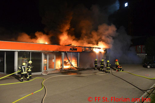 Feuerwehr; Blaulicht; BFKDO Schärding; Brand; Fassade; Gewerbebetrieb; Feuer;