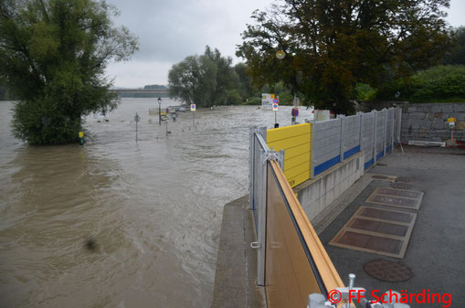 Feuerwehr; Blaulicht; FF Schärding; Hochwasser; KAT Lager; Hochwasserschutz;