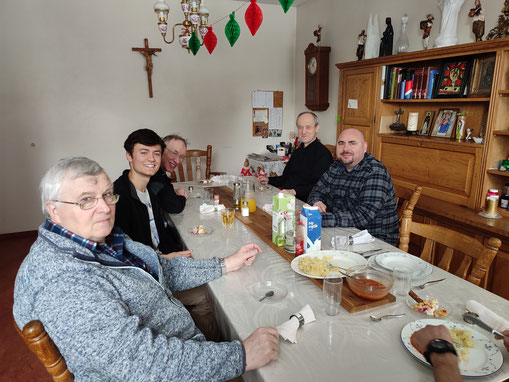 Mittagessen mit den Priestern. Es sind normalerweise mehr, aber nicht immer alle anwesend. (Foto: Ricardo German)