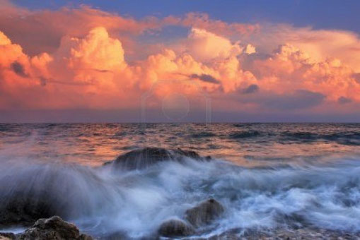 amanecer  en el oceano durante tormenta