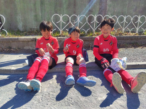 「横浜市南区の少年サッカーチーム、サザンFCの試合風景