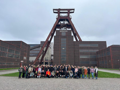 Unser Team aus LehrerInnen, OGS,  Schulbegleiter*nnen und Mitarbeiter*nnen / 03/24