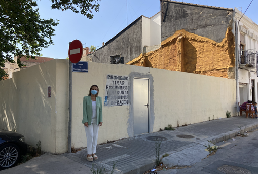Llobet en el solar previsto para la futura escuela infantil del Cabanyal