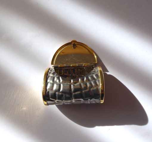 BOÎTE A PILULE OU PETIT  PORTE-MONNAIE, OUVERT