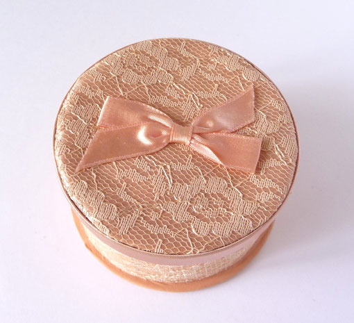 EVYAN - WHITE SHOULDERS : BOÎTE RECOUVERTE DE DENTELLE ROSE