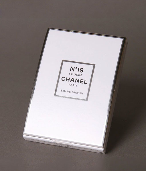 N° 19 POUDRE - MINIATURE  EAU DE PARFUM DANS BOÎTE A RABAT