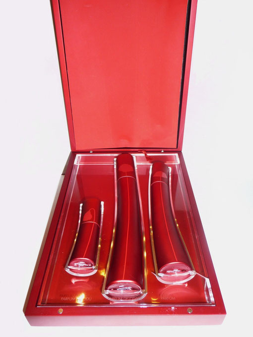 LUXUEUX COFFRET EN BOIS ROUGE COMPORTANT 3 FLACONS LAQUES ROUGES