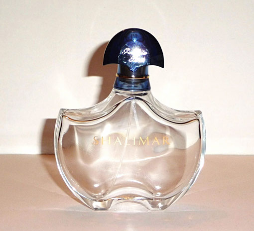 2010 - SHALIMAR - EAU DE PARFUM 75 ML AVEC SERIGRAPHIE DOREE. LA SOCIETE GUERLAIN SORT CES AMPHORES MODERNES SE DECLINANT DANS PLUSIEURS VERSIONS