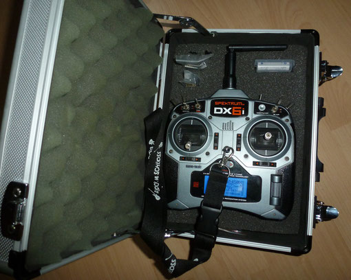DX6i mit Displaybeleuchtung im Alu-Senderkoffer - jetzt verwende ich den Koffer für die DX6 V2