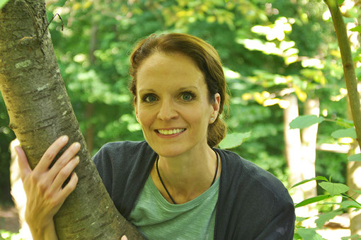 Frauke Seitz vom LBV umarmt einen Baum