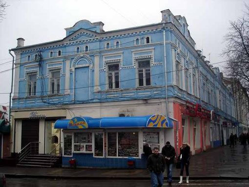 Двухэтажное здание гостиницы Петроградской. Говорят, в 1906 году в ее "нумере" даже задержали подпольщика-анархиста!