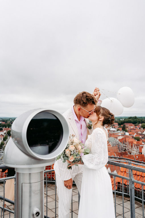 Hochzeitspaar auf der Aussichtsplattform vom Wasserturm in Lüneburg