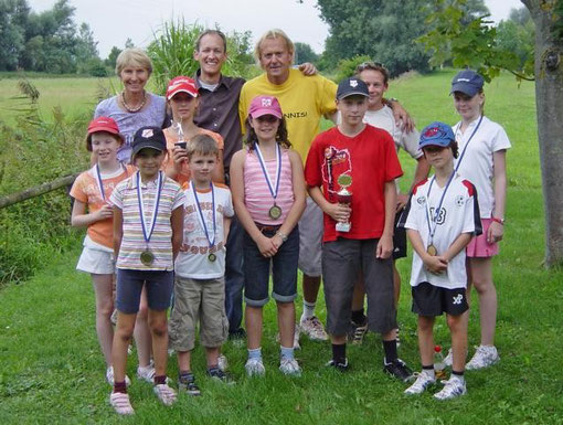 Bildunterschrift: Pokale gab es für die beiden Sieger, alle anderen ernteten Medaillen; vielleicht gibt das Ansporn zu neuem Tennisnachwuchs, sie müssen ja nicht gleich in die Fußstapfen von Boris und Steffi treten.