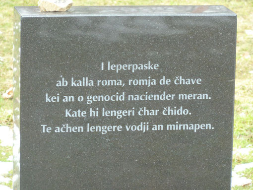 Auschwitz, Gedenkstein auf Romani; "In Erinnerung an die Männer, Frauen und Kinder, die dem Nazi-Völkermord zum Opfer fielen. Hier liegt ihre Asche. Mögen ihre Seelen in Frieden ruhen." Foto: Michaela