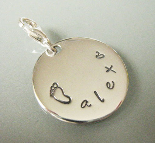 Charm mit Babyfuß + Name (personalisierbar)