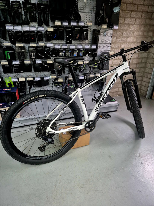 TE KOOP : Deze heke mooie Mendiz X10, zo goed als nieuw, enkele keren gebruikt. 44cm frame, Shimano SLX afgemonteerd, 11 Speed. 750 Euro.