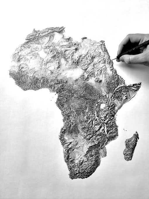 Carte collection Afrique relief commande sur mesure dessin en cours crayon noir et blanc réaliste artiste Atelier Capucine Minot 