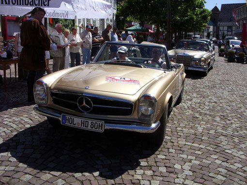 Damit hatten sie wohl nicht gerechnet: Die Teilnehmer aus Stadtoldendorf, Dres. Reza und Hanna Hadjian werden vor ihrem eigenen Haus kontrolliert. Mercedes 250 SL, Baujahr 1967 2,5 ltr , 150 PS