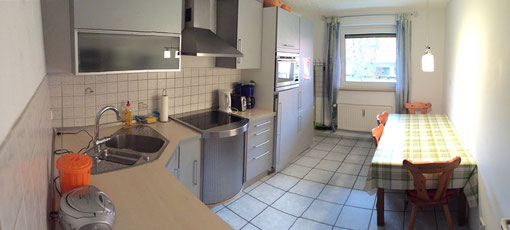 Größzügige Küche mit Sitzgelegenheit in unserer Ferienwohnung Erlangen