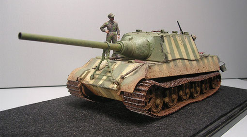 Die gewaltige 12,8cm-Pak auf der Rohrstütze.