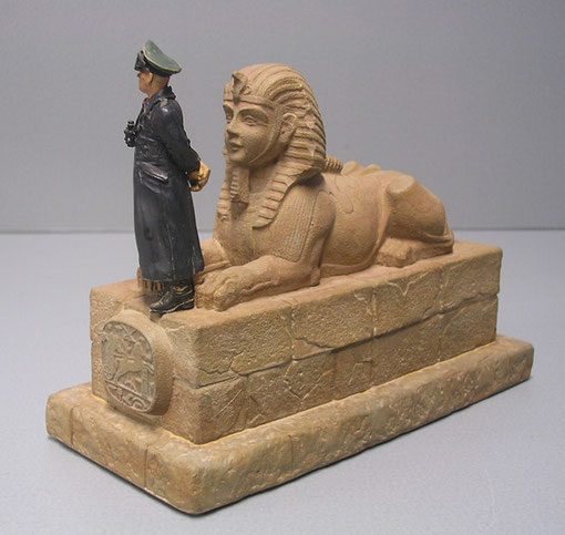 Klein und fein, der schöne Kontrast zwischen der antiken Figur vor den Gizeh-Pyramiden und dem General in seinem schwarzen Ledermantel, der wohl in Afrika ein wenig mehr verstaubt wurde.