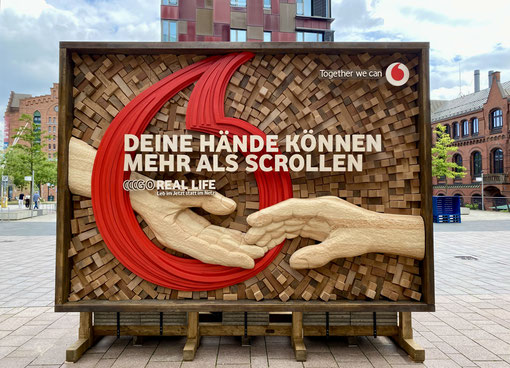 Vodafone: Out-Of-Home- Bild komplett aus Holz geschnitzt / gesägt - 3,5m x 2,5m in der Hafen City