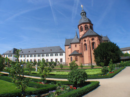 Einhard Basilika  mit Kräutergarten