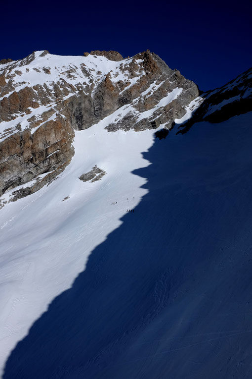 Le beau temps revient en Oisans...Entre ombre et lumière ce matin sous la Brèche de la Meije