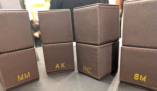 Kalligraphie Personalisierung mit Embossing auf Ledercases Stuttgart Frankfurt München Köln Event VIP-Kunden