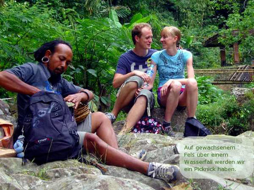 Auf gewachsenem Fels über einem Wasserfall dessen Rauschen uns in den Ohren klingt, können wir eine erste Rast einlegen und vielleicht ein kleines Picknick veranstalten.