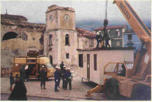 1980 terremoto Irpinia. Elio Rossi con il suo camper volontario a Muro Lucano.