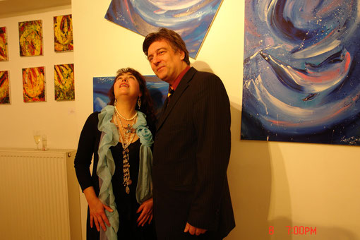 Nese Banu Argadal mit Gast Hinten Kunstwerke  der Künstlerin