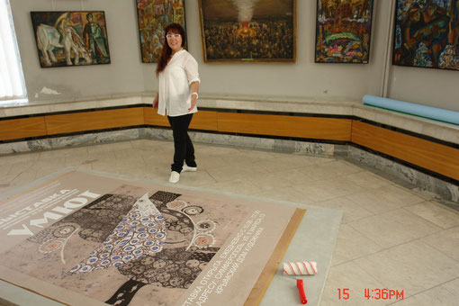 Nese Banu vor dem Pankart Krim Tatar Kunstler Ausstellung vorbereitung