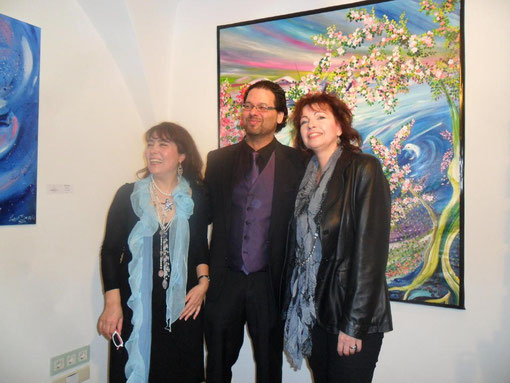 Nese Banu Argadal mit Fan Gästen bei Vernissage Merikon in Wien