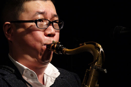 名古屋のジャズサックス、フルート奏者、鈴木サキソフォンスクール代表、鈴木学のプロフィール
