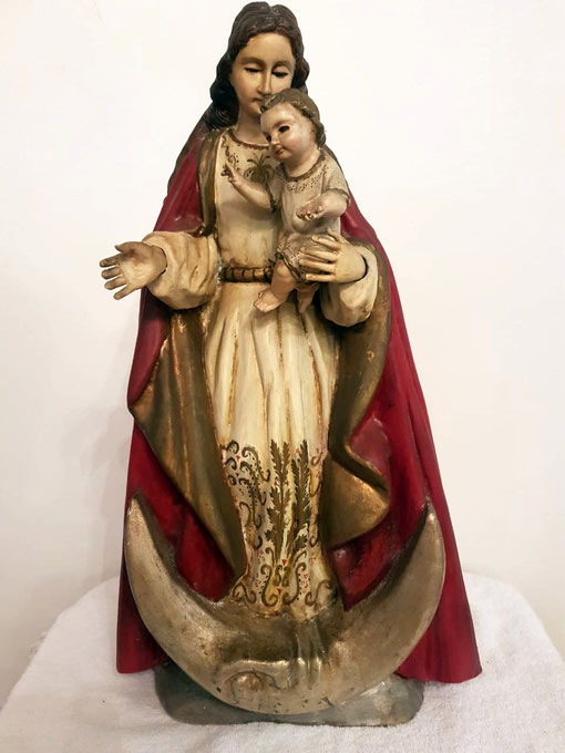 Virgen del Quinche. Madera policromada, estofada, pan de oro, plata y ojos de vidrio, 42 x 9 x 8 cm,