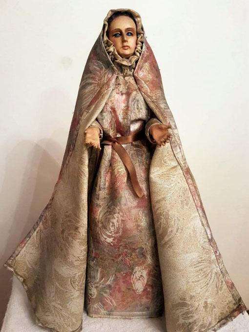 La niña María. Madera policromada, estofada y ojos de vidrio,49 x 11 x 4 cm.