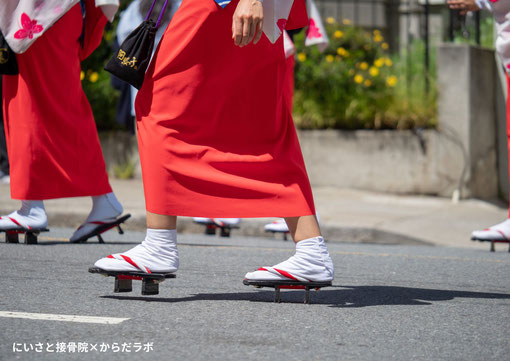 下駄をはいて歩く人