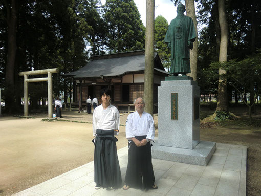 平成23年9月17日合氣神社内の開祖像（山本・辻本）