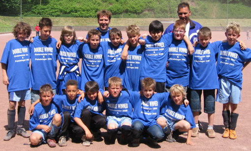 "Mannschaft der Woche" sind die E-Junioren des SC Lüdenscheid: Sie machten binnen Wochenfrist das Double klar: Nach dem Kreistitel sicherte sich das Team um das Trainerduo Dirk Steglich (hinten rechts) und Ingo Car (hinten links) auf den Pokalsieg