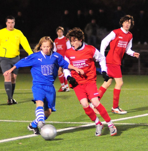 Im Kreispokalfinale der C-Jugend setzte sich Rot-Weiß Lüdenscheid (rechts) gegen den SC Lüdenscheid im Elfmeterschießen durch. (Foto WR Lutz Großmann)