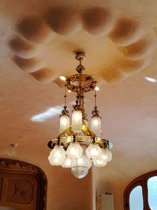 Décor en plâtre et luminaire, Salle à manger de la Casa Batlló