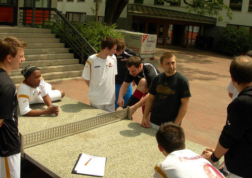 Lagebesprechung in der Sonne vor der Halle (Foto: Kristoff Gött)