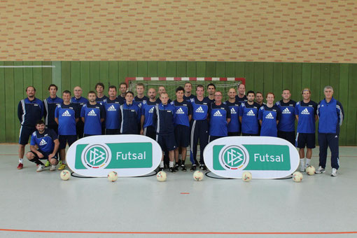 Ivan Valchev (6. v.l.) beim FIFA Futsal-Trainerlehrgang in der Sportschule Kaiserau mit dem belgischen FIFA Futsal-Instructor Benny Meurs (rechts). (Foto: UFC Münster e.V.)
