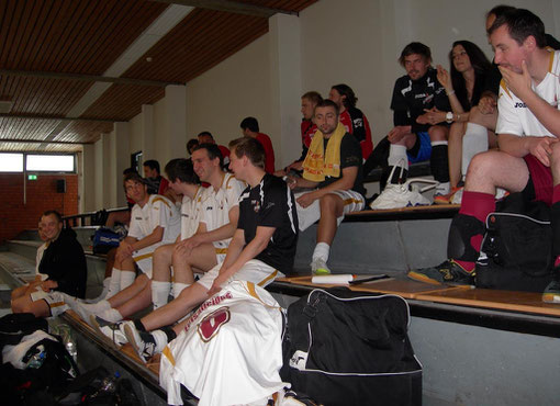 Das Team relaxed auf der Tribüne zwischen den Spielen (Foto: Kristoff Gött)