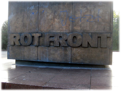 Ernst Thälmann kämpfte als linksradikaler Frontkämpfer im Bund der Rotfront für die sozialistische und kommunistische Idee der Gleichheit und Armut des Einzelnen. Bild von der Rotfront in der DDR.